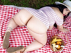 Grosser arsch, Grosse titten, Braunhaarige, Pummelig, Fingern, Masturbation, Solo, Entkleiden