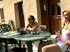 Gros cul, Grosse bite, Sucer une bite, En levrette, Seins naturels, De plein air, Adolescente, Nénés