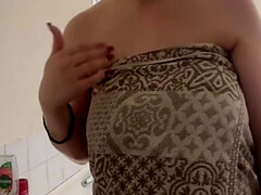 Amateur, Tetas grandes, Británico, Hembra, Fetiche, Mamá, Ducha, Espía