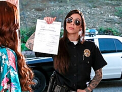 Gros cul, Brunette brune, Doigter, Lesbienne, Léchez, Chatte, Tatouage, Adolescente