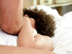 Enthousiasteling, Grote kont, Grote lul, Bruinharig, Zichtbare schaamlippen, Natuurlijke tieten, Realiteit, Billekoek