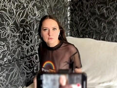 Enthousiasteling, Grote mammen, Pijpbeurt, Fetisj, Handbeurt, Hardcore, Nylonstof, Tatoeage