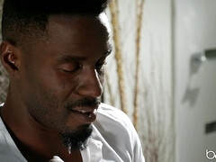 Salle de bains, Gros cul, Gros seins, Sucer une bite, En levrette, Interracial, Seins naturels, Fessée