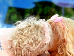 Lécher le cul, Gros seins, Bikini, Éjaculation interne, Talons, Masturbation, De plein air, Piscine