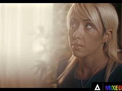 Blond, Zoenen, Lesbisch, Pornster, Voorbinddildo, Tiener, Tieten likken, Speelgoed