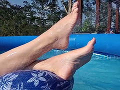 Leie, Bikini, Füsse, Fußfetisch, Reif, Im freien, Pool, Erotischer film