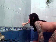 Amateur, Brunette brune, Masturbation, Orgasme, Solo, Suçant, Tatouage, Jouets