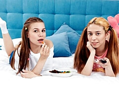 18 летние, Большая жопа, Большие сиськи, Дилдо, Пальцем, Лесбиянка, Лизание, Сиськи