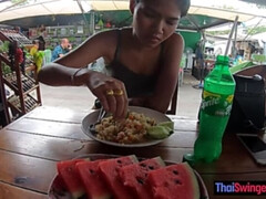 Sucer une bite, Brunette brune, En levrette, Petite femme, Rasée, Maigrichonne, Thaïlandaise, Nénés