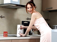 Arsch, Küche, Masturbation, Natürlichen titten, Kurzes haar, Dürr, Solo, Entkleiden