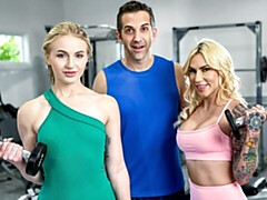 18 jaar, Grote kont, Pijpbeurt, 1 man 2 vrouwen, Sportzaal, Natuurlijke tieten, Tiener, Tieten likken