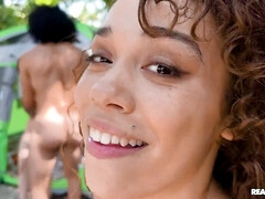 Sucer une bite, Interracial, Embrassement, Léchez, De plein air, Petite femme, Chatte, Nénés