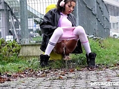 Braunhaarige, Natürlichen titten, Nackt, Im freien, Pissen, Dürr, Jungendliche (18+), Titten