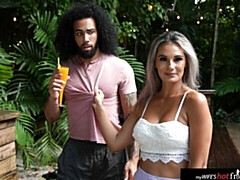 Grosser arsch, Grosser schwanz, Grosse titten, Blasen, Hundestellung, Interrassisch, Im freien