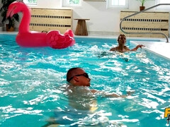 素人, チェコ, チン, ヨーロピアン, 顔射, 指いじり, なめる, プール