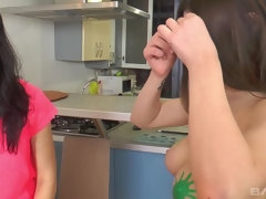 18 jahre, Braunhaarige, Lesbisch, Masturbation, Jungendliche (18+), Spielzeuge