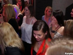 Noire, Brunette brune, Homme nu et filles habillées, Dansant, Hard, Culottes ou slips, Suçant, Echangistes