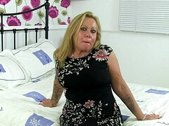 Brits, Bruinharig, Dichtbij, Seksspeelgoed, Masturbatie, Rijpe lesbienne, Moeder, Kut duiken