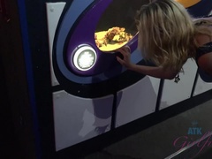 Enthousiasteling, Blond, Brillen, Gezichtspunt, Kut duiken, Mager, Slapen, Tatoeage