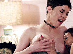 Salle de bains, Noir ébène, Face assise, Doigter, Hd, Interracial, Lesbienne, Nénés