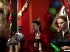 Schwarz, Kehlenfick, Aufs gesicht abspritzen, Fingern, Lingerie, Milf, Party, Strümpfe