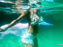 In den arsch, Tussi, Grosser schwanz, Grosse titten, Braunhaarige, Hd, Pool, Titten