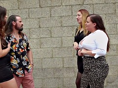 Lieveling, Pijpbeurt, Brits, Naakte man aangeklede vrouw, Groep, Handbeurt, Hakken, Ondergoed