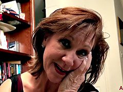 Grosser kitzler, Geile alte tussi, Hd, Milf, Mutti, Natürlichen titten, Nippel, Rotschopf