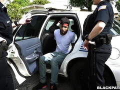 Grosse bite, Plantureuse, Fétiche, Hard, Interracial, Police, Nénés, Uniforme