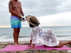 Plage, Grosse bite, Plantureuse, Éjaculation interne, En levrette, De plein air, Rasée, Nénés