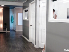 Leie, Grosse titten, Blasen, Braunhaarige, Aufs gesicht abspritzen, Piercing, Muschi, Flotter dreier