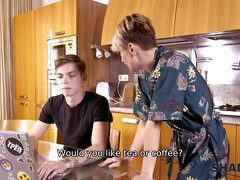 Hd, Cuisine, Mature, Mère que j'aimerais baiser, Russe, Cheveux courts, Jarretelles, Nénés