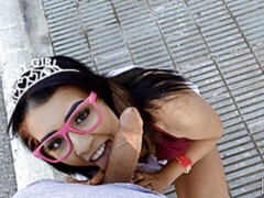 Mamada, Morena, Vestido, Penetracion con dedos, Al aire libre, Pov, Público, Adolescente