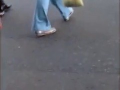 Vestido curto e calcinha toda enfiada na bunda