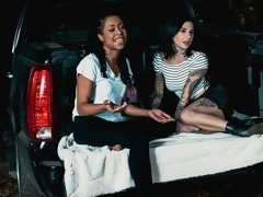 Doigter, Interracial, Lesbienne, Masturbation, De plein air, Chatte, Tatouage, Adolescente