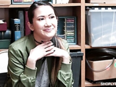 Asiatisch, Blasen, Geschnappt, Rasiert, Dürr, Jungendliche (18+), Titten, Uniform