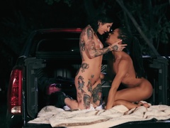 69, 車, キス, レズビアン, なめる, アウトドア, ピアス, タトゥー