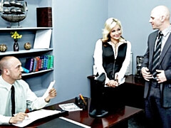 Grosse bite, Gros seins, Sucer une bite, En levrette, Mère que j'aimerais baiser, Bureau, Cheveux courts, Nénés