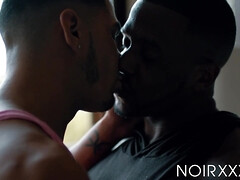 Grosse bite, Noire, Queue, En levrette, Branlette thaïlandaise, Hard, Interracial, Embrassement