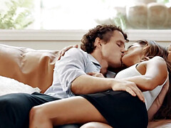 Sucer une bite, Gorge profonde, Branlette thaïlandaise, Embrassement, Mère que j'aimerais baiser, Jupe, Nénés