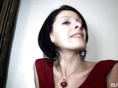 Chambre à dormir, Gros seins, Sucer une bite, Brunette brune, En levrette, Talons, Mère que j'aimerais baiser, Jarretelles