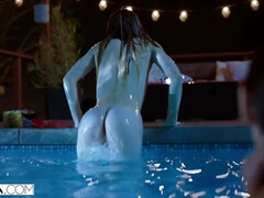 Brunette brune, Doigter, Poilue, Léchez, De plein air, Piscine, Chatte, Nénés