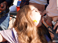 Kont, Grote mammen, Pijpbeurt, Jurk, Sperma in gezicht, Brillen, Buiten, String