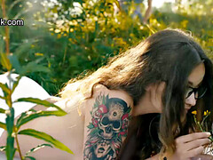 18 jaar, Grote mammen, Hondjeshouding, Brillen, Handbeurt, Zoenen, Buiten, Slipje