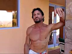 Nana, Grosse bite, Sucer une bite, Brunette brune, Tir de sperme, Hard, Nénés