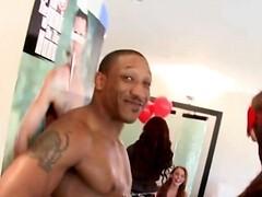 Grosse bite, Noire, Blonde, Brunette brune, Tir de sperme, Dansant, Faciale, Branlette thaïlandaise