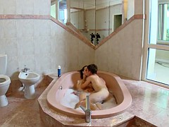 Lucie in Jacuzzi