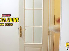 浴室, デカパイ, フェラチオ, 指いじり, Hd, 天然, オーガズム, 叫ぶ