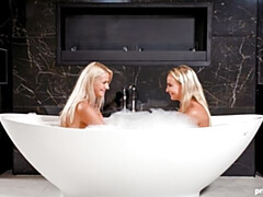 デカ尻, レズビアン, なめる, オナニー, 剃毛, ストリッピング, ティーン, オッパイの