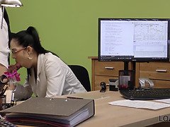 Sucer une bite, Brunette brune, Femme couguar, Gorge profonde, Mère que j'aimerais baiser, Maman, Réalité, Criant